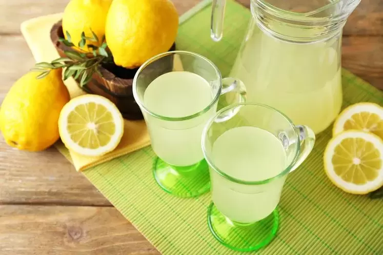 Air lemon untuk diet minum