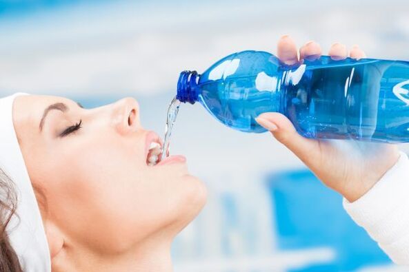 Anda boleh menyingkirkan 5 kg berat badan berlebihan dalam seminggu dengan meminum banyak air